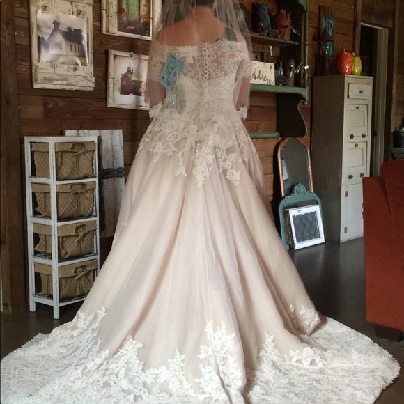 Brand new wedding gown - Picture 3 of 8